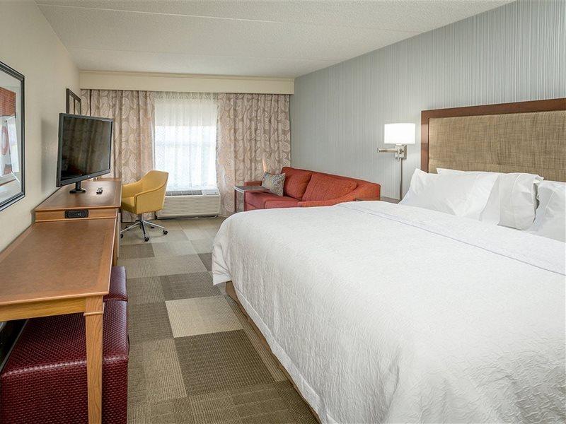 Hampton Inn Peterborough Exterior photo
