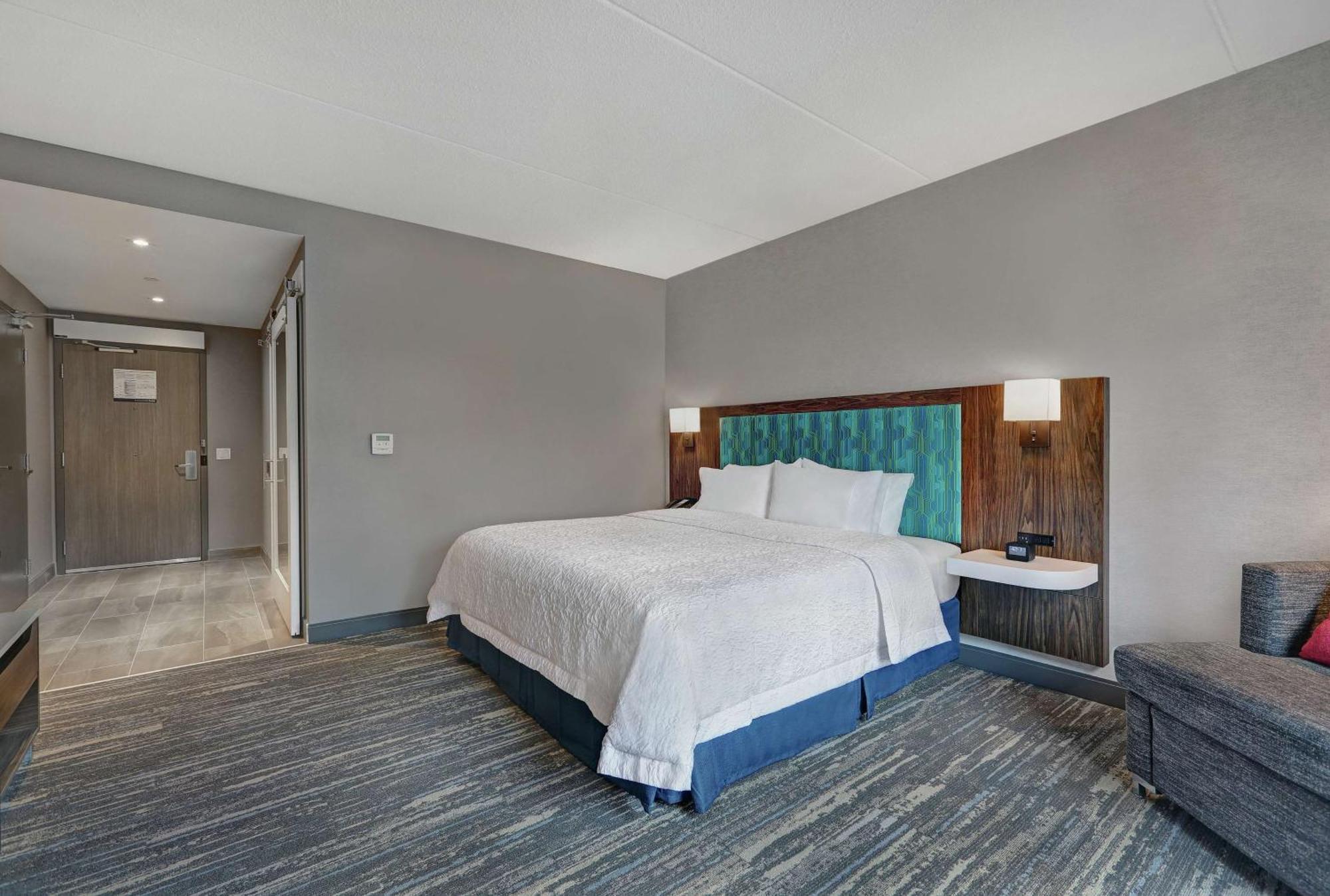 Hampton Inn Peterborough Exterior photo